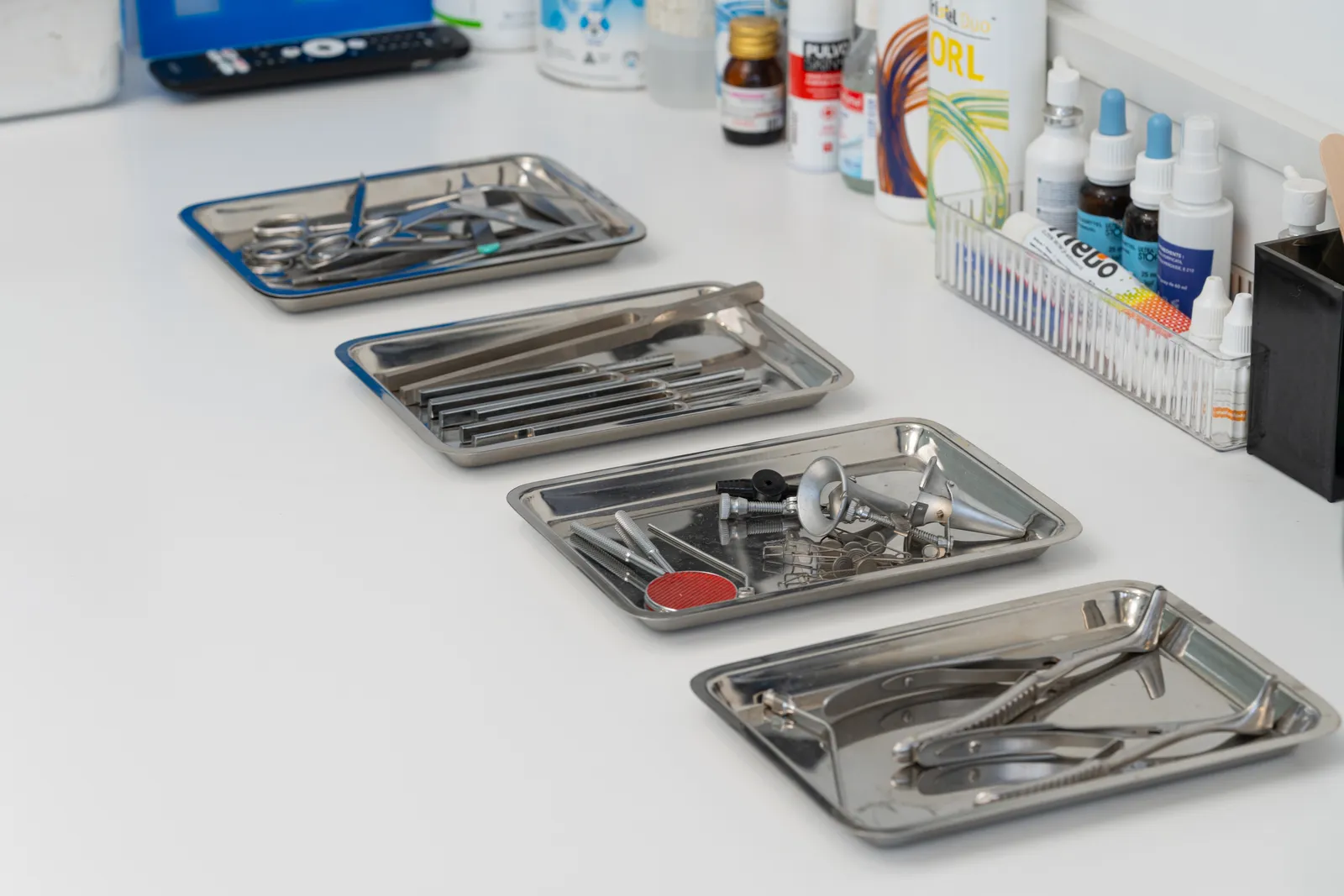 Instruments d'examen ORL sur plateaux au Centre Rochd