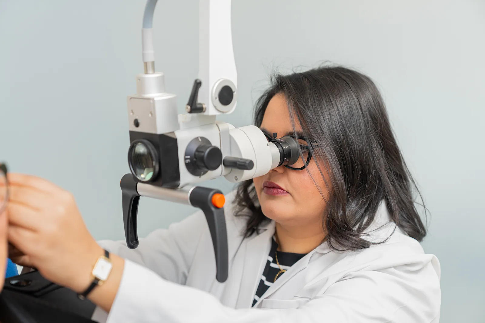 Dr Sara Rochd utilisant le microscope ORL au cabinet