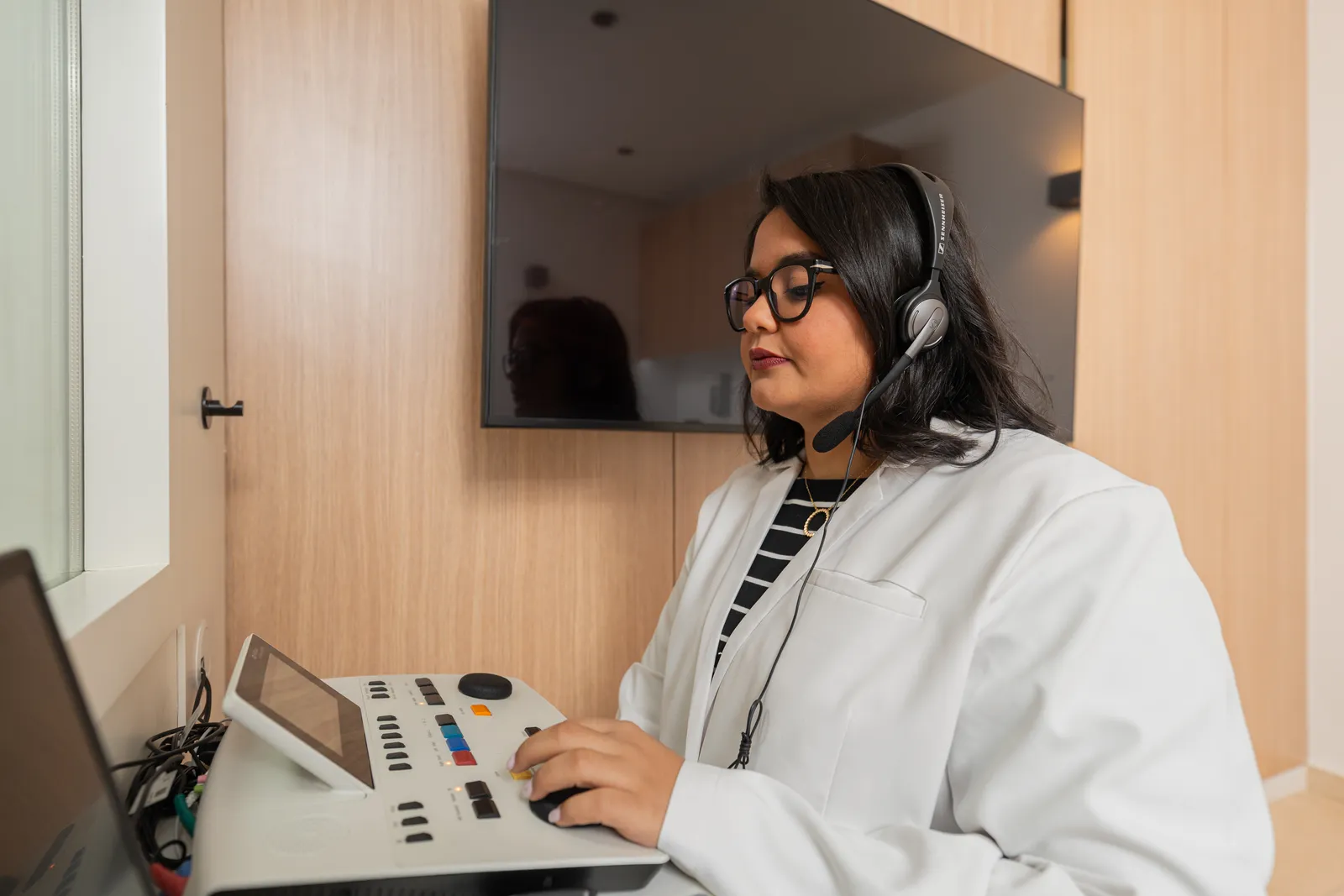 Dr Sara Rochd à l'audiomètre au Centre Rochd