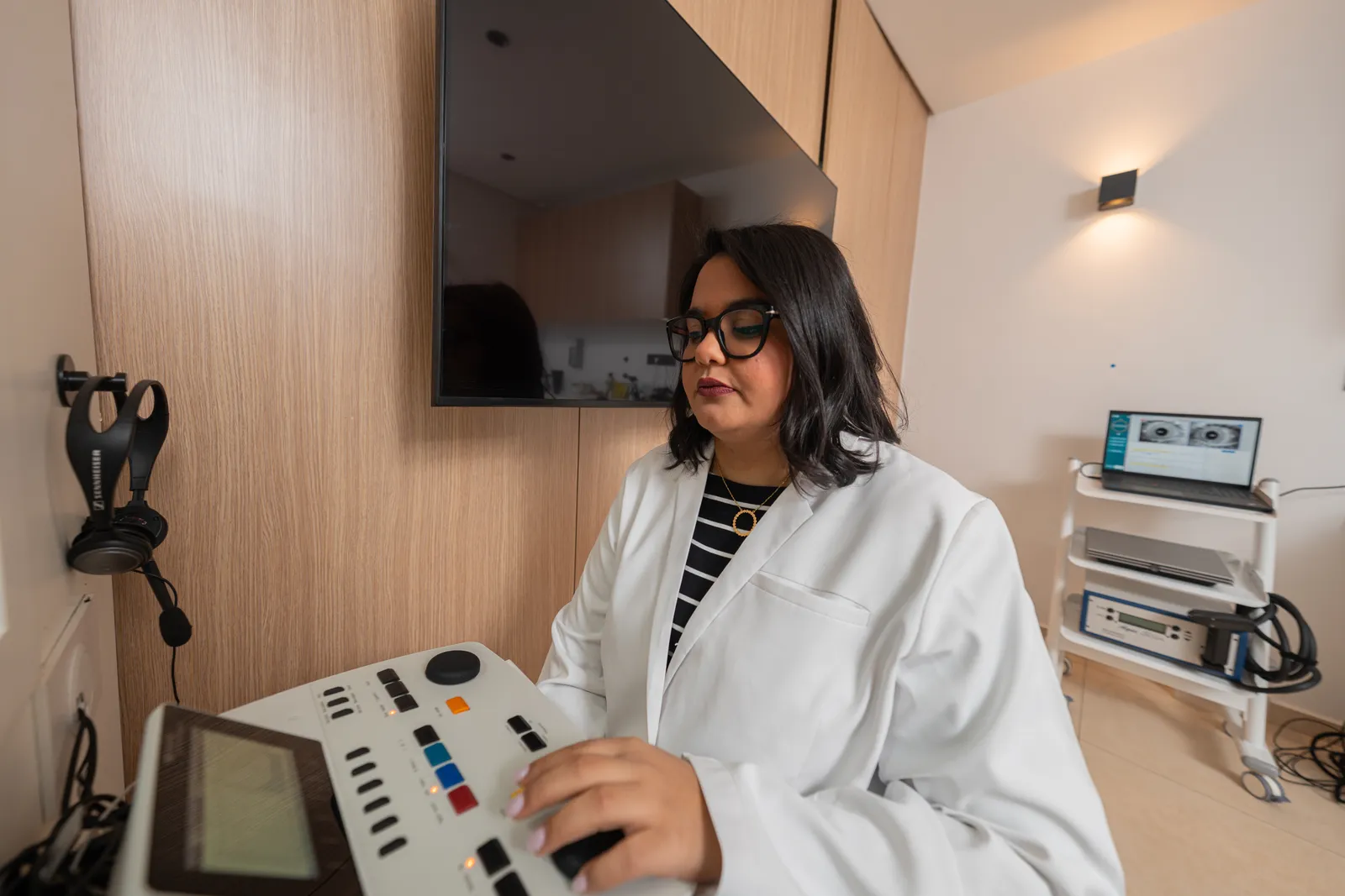 Dr Sara Rochd à l'audiomètre au Centre Rochd