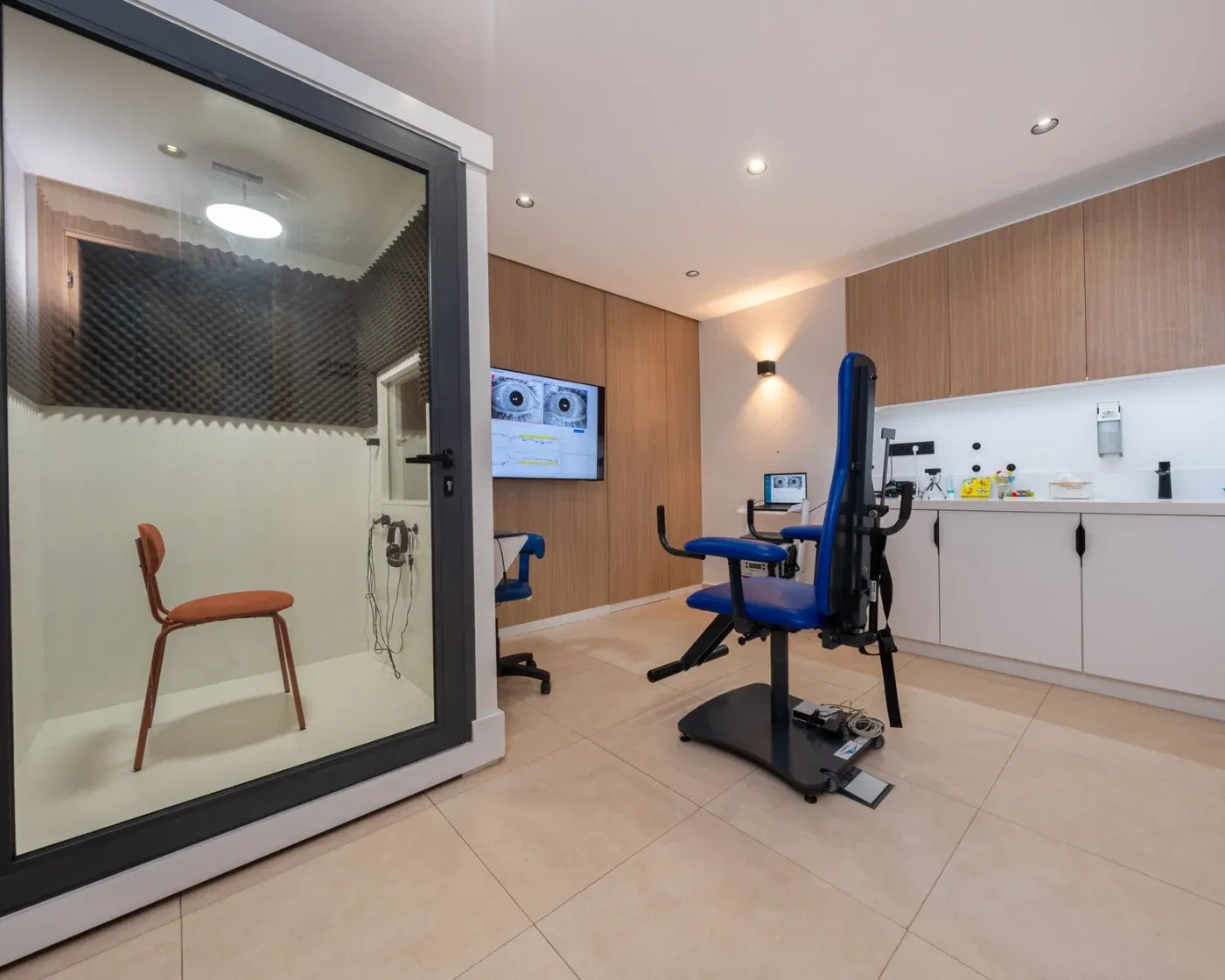 Plateau d'exploration vestibulaire du Centre Rochd : cabine audiométrique, fauteuil d'examen et écran de vidéonystagmographie